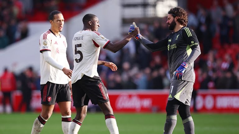 Alisson Becker (6/10): Có pha cứu thua quan trọng đầu trận. Dù chuyền bóng chệch choạc nhưng vẫn giữ sạch lưới.