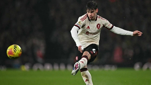 Milos Kerkez (6/10): Tròn vai trong phòng ngự, hạn chế khả năng hỗ trợ tấn công.