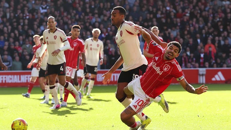 Ryan Gravenberch (6/10): Xử lý bóng gọn gàng nhưng bị áp lực của đối phương đè nén.