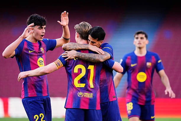 Barca giành chiến thắng ngoạn mục trên sân nhà.