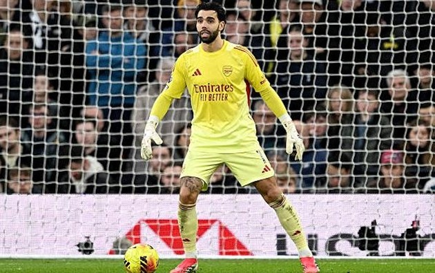 David Raya (7.8): Anh đã thực hiện một pha cứu thua xuất sắc ngay đầu hiệp hai và một tình huống khác vào cuối trận, thể hiện phản xạ tuyệt vời khi kịp thời lùi về phá bóng ngay trên vạch vôi. Raya kiểm soát khu vực vòng cấm rất tốt trước những quả tạt của đối phương.