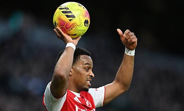 Jurrien Timber (6.9): Phối hợp ăn ý với Saka bên cánh phải, giúp Arsenal tạo ra mối đe dọa thường trực. Anh chính là người kiến tạo cho Gyokeres ghi bàn trong hiệp hai.