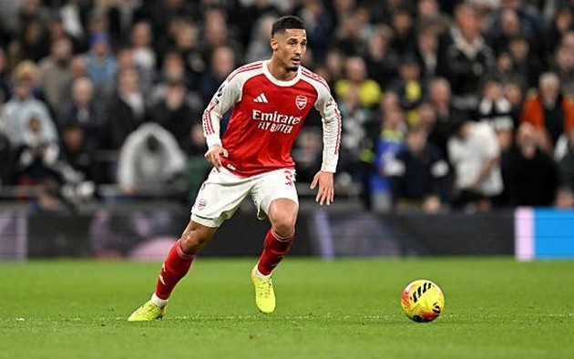 William Saliba (7.4): Một màn trình diễn ấn tượng. Trung vệ người Pháp tận dụng tốt tốc độ và sức mạnh thể chất để xử lý các tình huống phòng ngự một cách vô cùng điềm tĩnh.