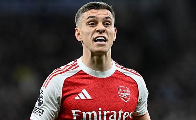 Leandro Trossard (6.9): Thi đấu có phần thiếu ổn định. Anh sở hữu một cú sút xa bị phá bóng ngay trên vạch vôi và một tình huống dứt điểm chệch cột dọc ngay trước giờ nghỉ, nhưng cũng có những pha xử lý bóng chưa thực sự tinh tế.