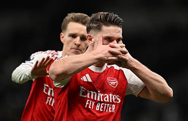 Viktor Gyokeres (8.6): Lối chơi càn lướt của anh đã hoàn toàn áp đảo Dragusin trong suốt trận đấu. Sau pha bỏ lỡ đáng tiếc ở đầu trận, anh đã tỏa sáng với một cú sút đầy uy lực đầu hiệp hai và một pha dứt điểm tinh tế ở những phút cuối để ấn định chiến thắng. Đây có thể coi là trận đấu hay nhất của anh trong màu áo Arsenal.