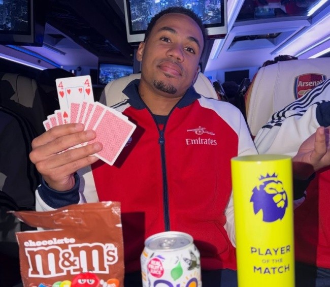 Gabriel đăng ảnh ăn mừng gây tranh cãi.