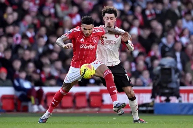  Jones thua gần như mọi pha tranh chấp.