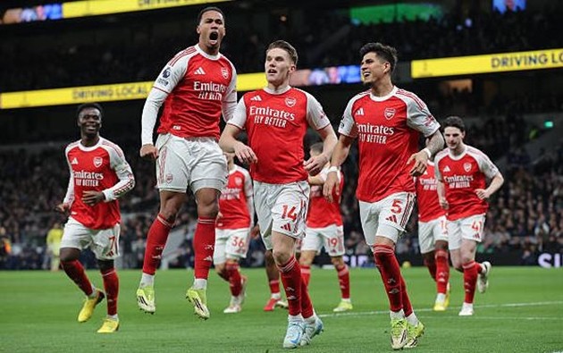 Arsenal thăng hoa trong trận Derby Bắc London.