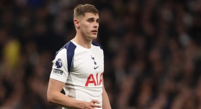 Micky van de Ven có trận đấu kém cỏi.