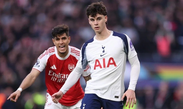 Archie Gray ở trận đấu Arsenal.