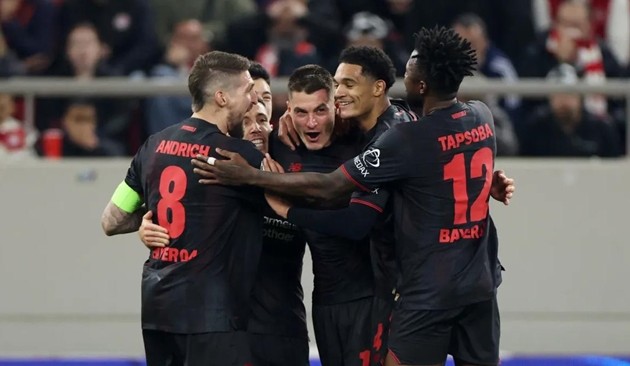 Schick ghi cú đúp giúp Leverkusen nắm lợi thế lớn.