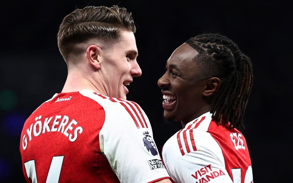 Gyokeres và Eze thay nhau lập cú đúp trước Tottenham. 