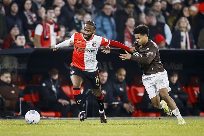 Sterling đã trở lại sân cỏ sau nhiều tháng.