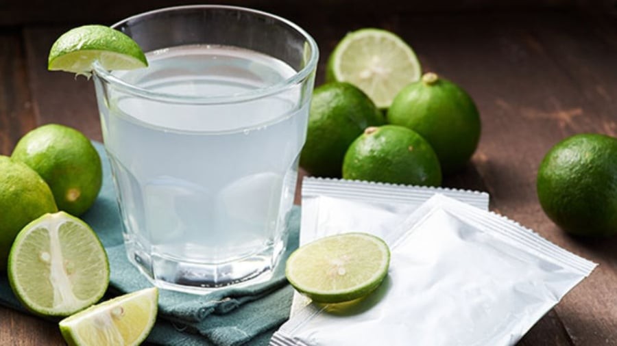 Người thường xuyên bị đầy bụng, khó tiêu có thể uống nước chanh ấm để cải thiện tiêu hóa.