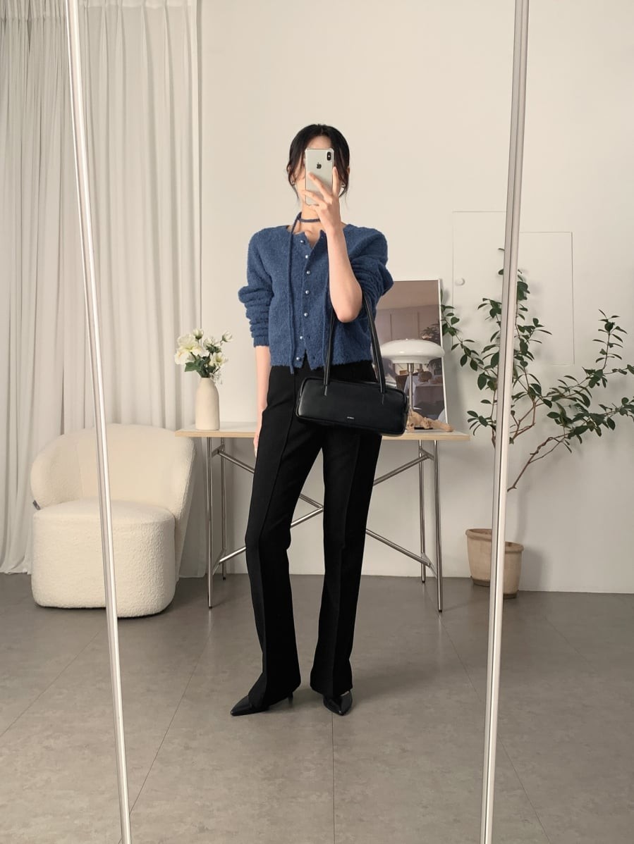 Đây là gam màu trầm linh hoạt, phù hợp trong nhiều hoàn cảnh từ công sở đến dạo phố.