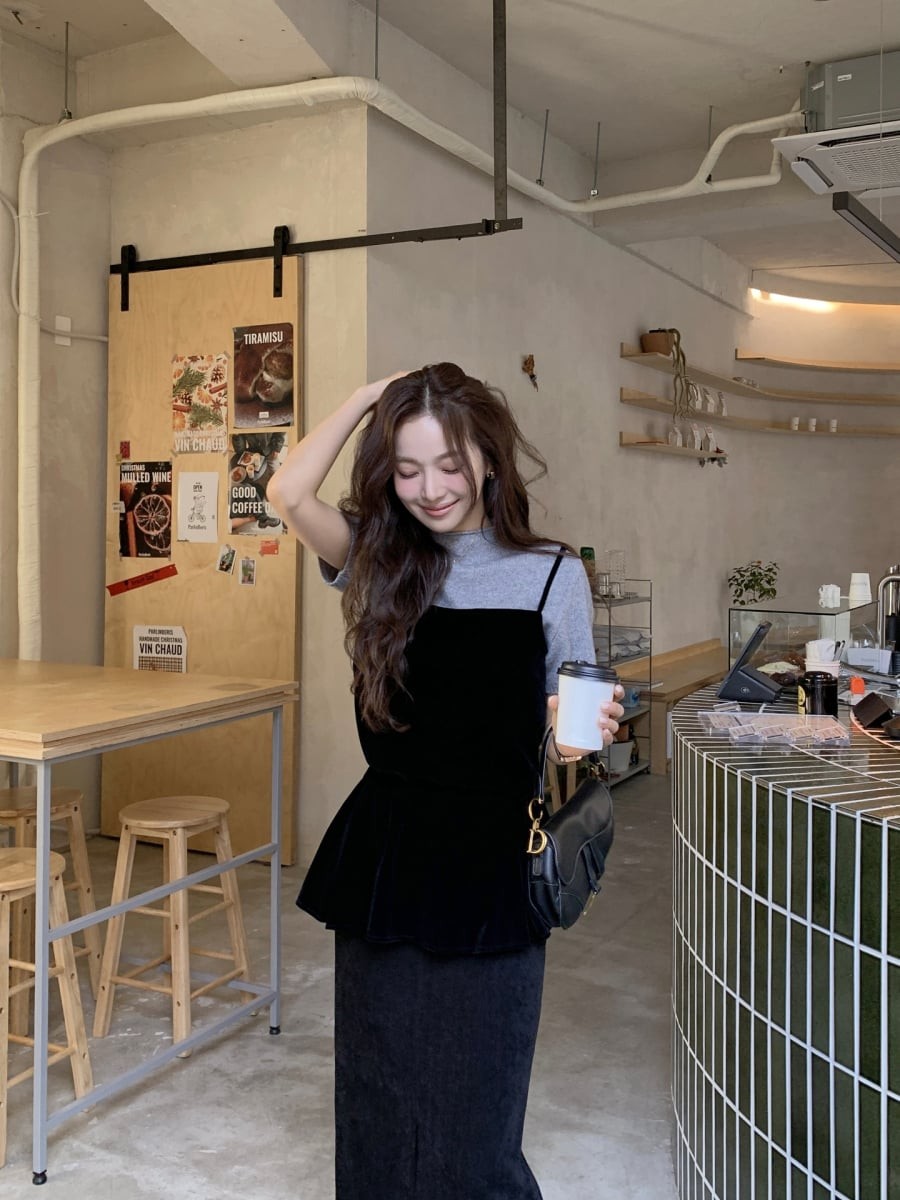 Chỉ cần đổi quần âu sang quần jeans hoặc chân váy chữ A, tổng thể lập tức trở nên trẻ trung, thoải mái mà không cần thay đổi trang phục chính.