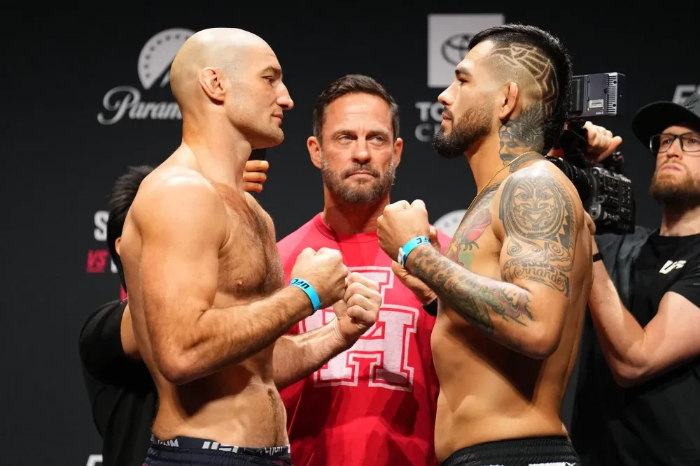Sean Strickland và Anthony Hernandez đối mặt trong buổi cân thử tại UFC Houston