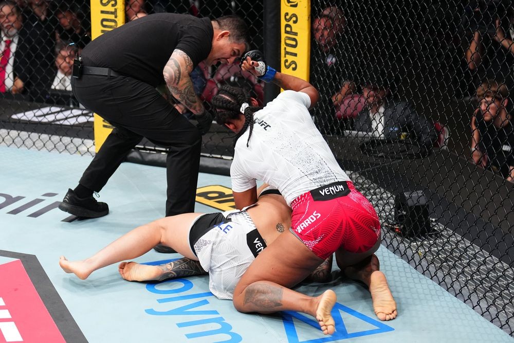 Joselyne Edwards (phải) và Nora Cornolle (trái) trong trận đấu tại UFC Houston