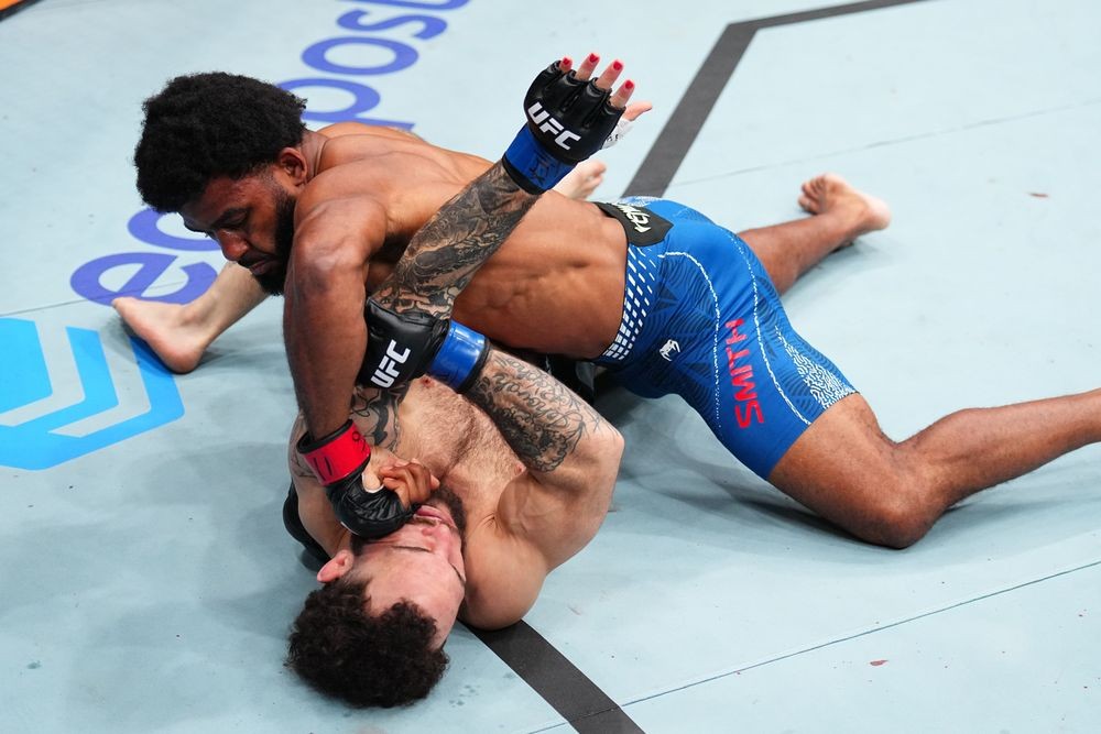 Jacobe Smith đấm Josiah Harrell trong trận đấu hạng cân bán trung tại sự kiện UFC Fight Night