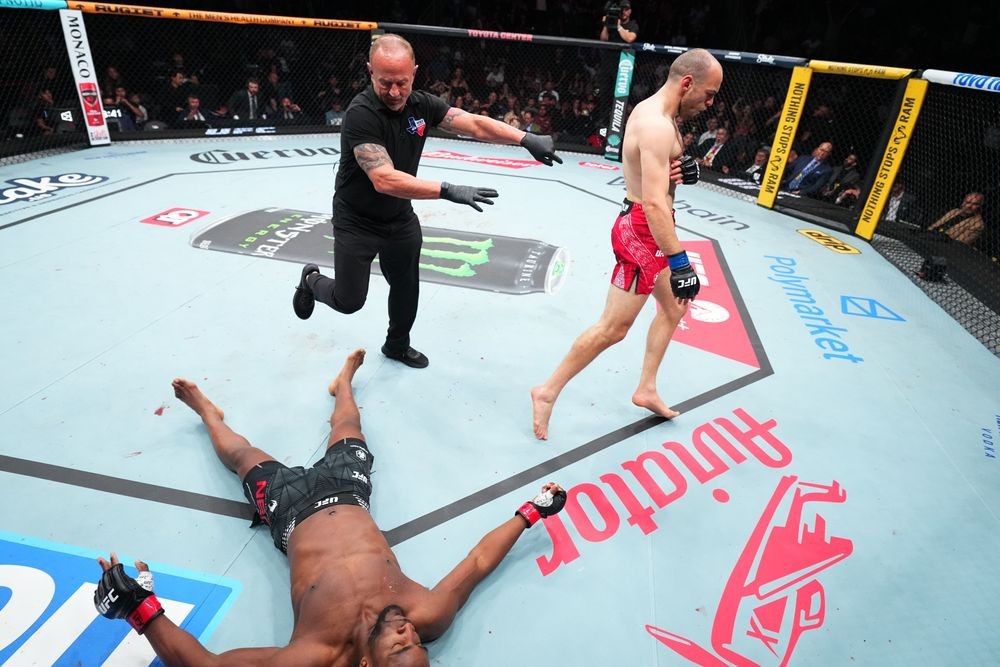 Uros Medic ăn mừng chiến thắng knockout trước Geoff Neal tại UFC Houston