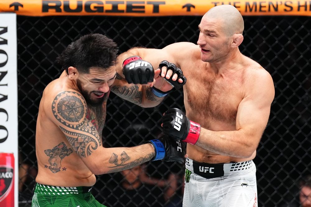 Sean Strickland (phải) đối đầu với Anthony Hernandez trong trận đấu hạng trung tại UFC Houston.