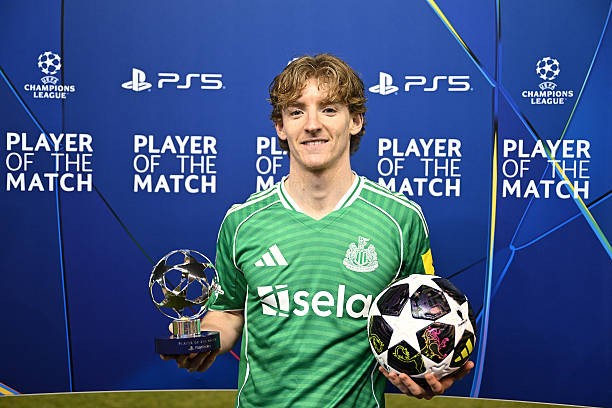 Anthony Gordon là ngôi sao sáng nhất ở trận lượt đi.