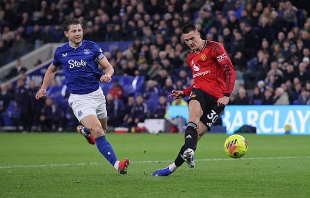 Sự có mặt của Sesko đã khiến hàng thủ Everton chao đảo.