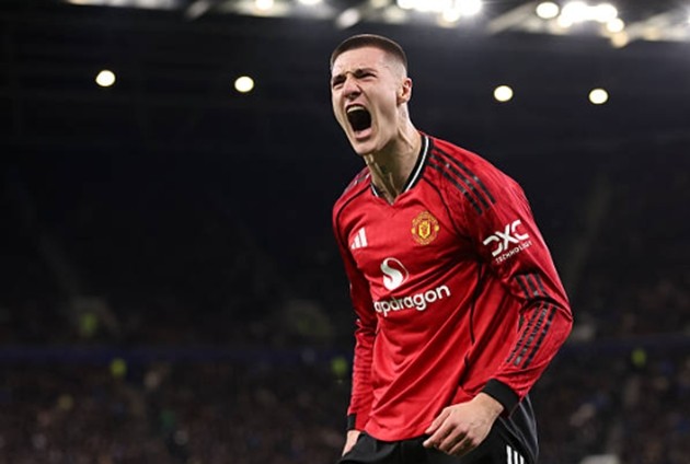 Sesko bùng nổ khiến bài toán nhân sự MU của Carrick khá đau đầu.