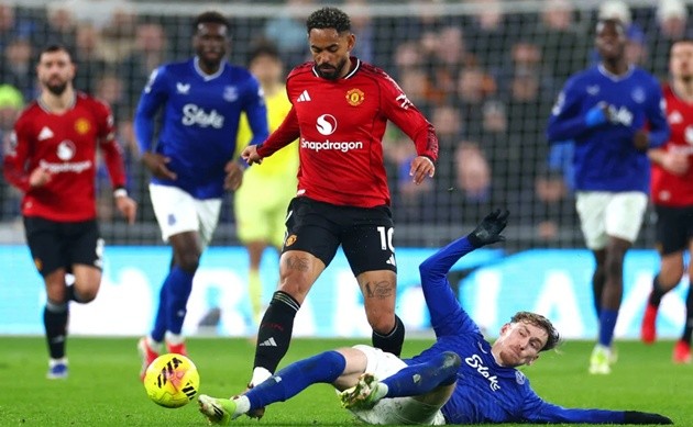 Cunha nỗ lực phòng ngự trong chiến thắng trước Everton.