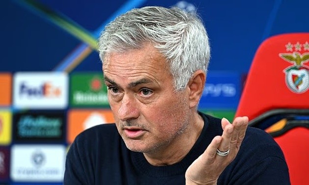 Mourinho không trả lời phỏng vấn trước trận Real Madrid.