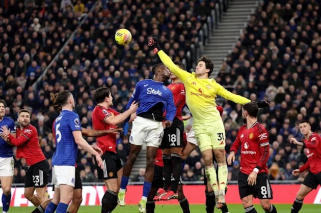 Lammens tỏa sáng giúp MU bảo toàn thắng lợi trước Everton.