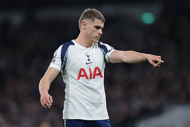 Mức phí chuyển nhượng và thái độ của Van de Ven là hai yếu tố khiến Liverpool phải cân nhắc. 