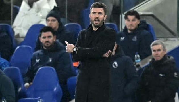 Michael Carrick gặp một chút khó khăn về tình hình nhân sự Man United.