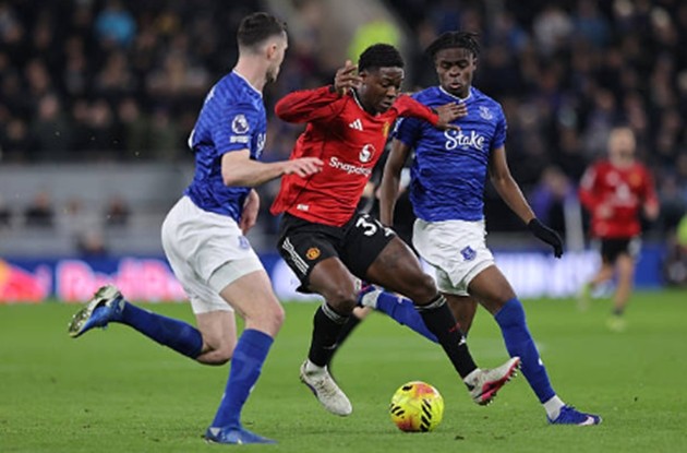 Tiền vệ trẻ giữa vòng vây các hậu vệ Everton.