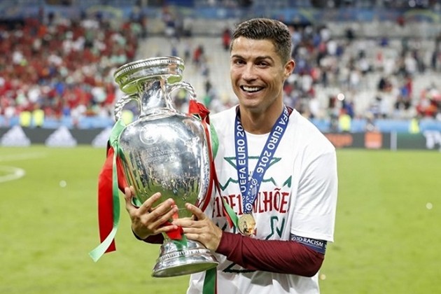 Ronaldo bên chiếc cúp Châu Âu danh giá năm 2016.
