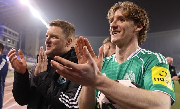 Eddie Howe và Anthony Gordon vỗ tay cảm ơn CĐV.