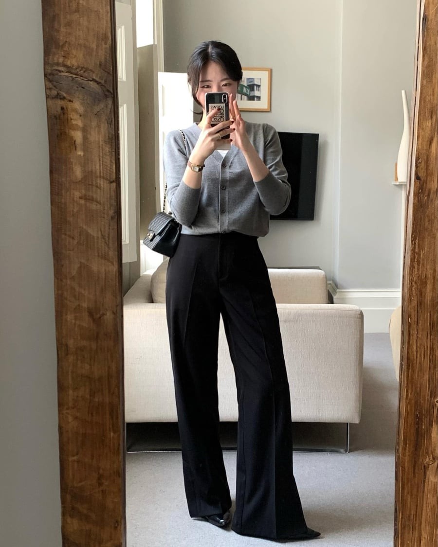 Để tránh sự đơn điệu, có thể thêm thắt lưng mảnh, blazer khoác ngoài hoặc giày loafers. Set đồ vừa thoải mái vừa giúp bạn ghi điểm bởi phong thái hiện đại.

