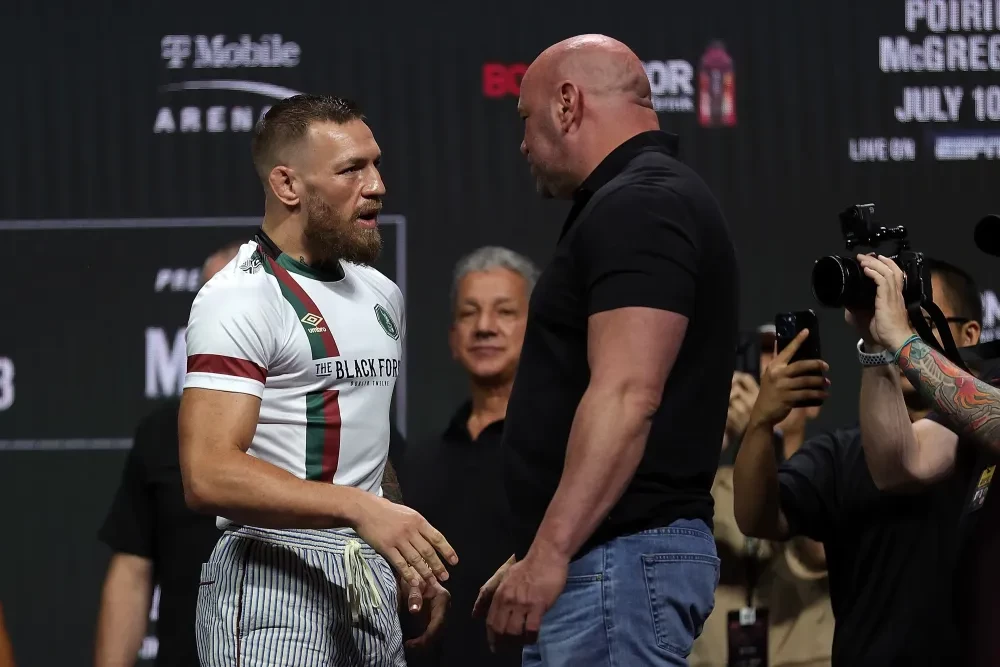Conor McGregor và Chủ tịch UFC Dana White tại buổi cân thử sự kiện UFC 264
