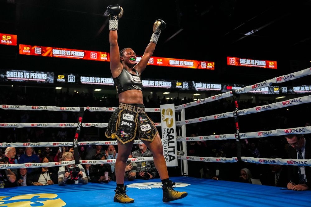 Claressa Shields ăn mừng chiến thắng