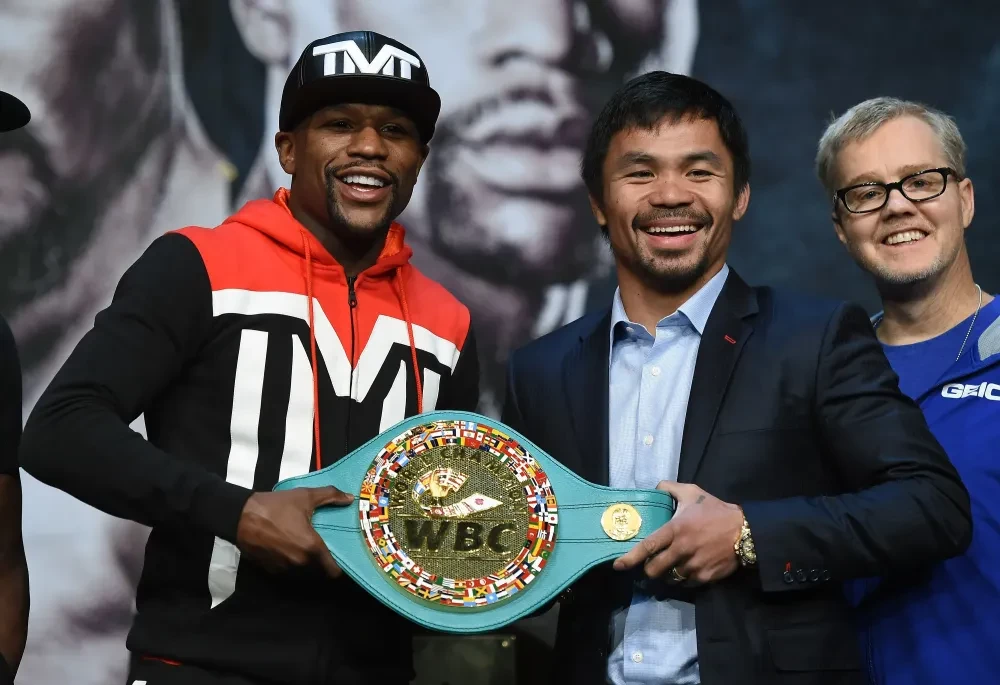 Floyd Mayweather Jr. và Manny Pacquiao trong buổi họp báo trước trận đấu năm 2015.