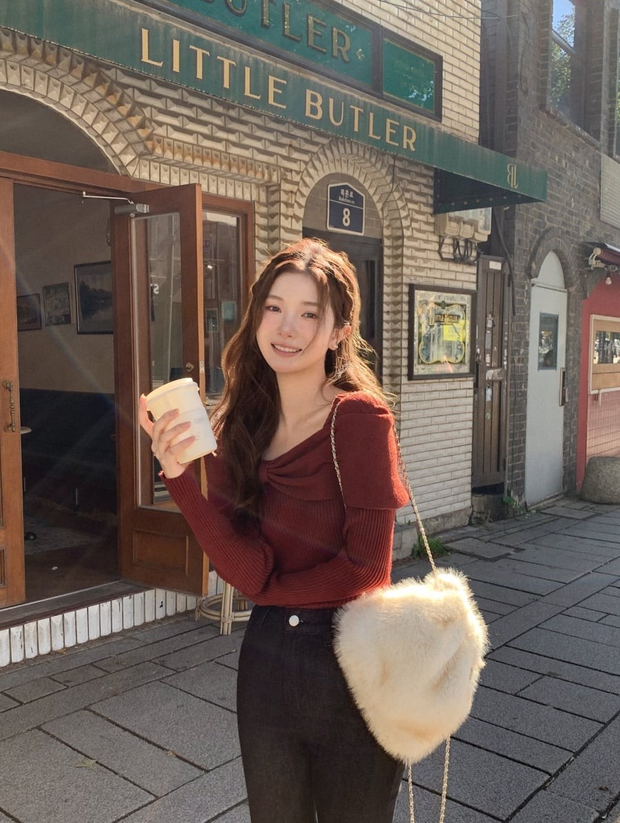 Cách phối này giúp tổng thể hài hòa, tránh cảm giác quá chói nhưng vẫn giữ được tinh thần tươi vui.