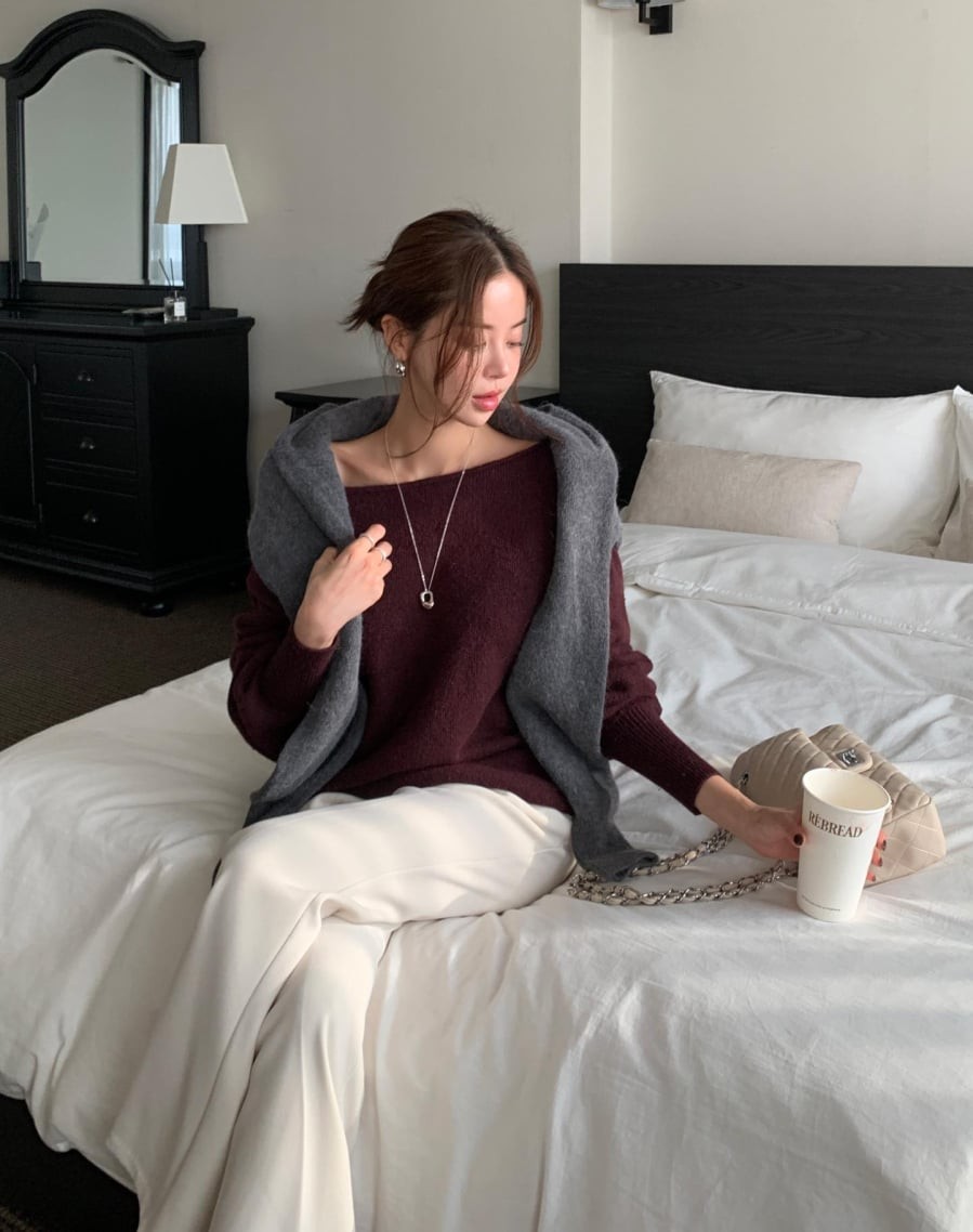 Các tông be, kem, xanh pastel, xám nhạt hay hồng phấn khi đi cùng quần trắng sẽ tạo nên tổng thể hài hòa, phù hợp không khí mùa xuân.