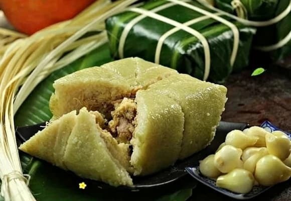 Thay vì dùng dao dễ dính và nát bánh, bạn nên tận dụng chính dây lạt buộc bánh để cắt.