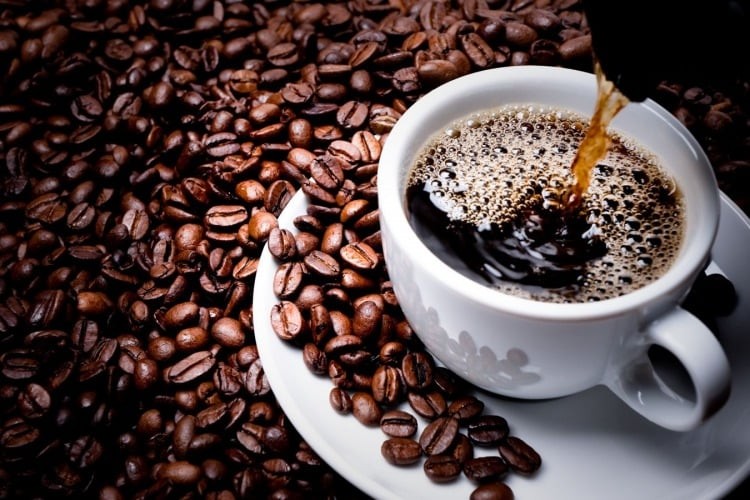 Caffeine là hoạt chất kích thích thần kinh trung ương, làm tăng tiết adrenaline và thúc đẩy cơ thể sử dụng mỡ làm nhiên liệu.
