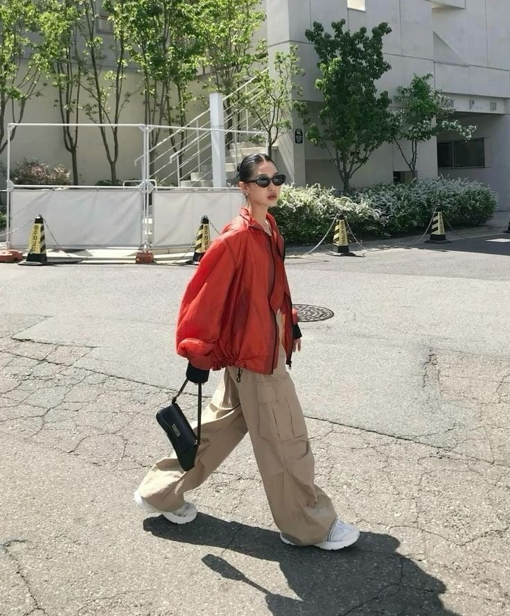 Hiện nay, thiết kế này được làm mới với bảng màu đa dạng và chất liệu cao cấp hơn.

