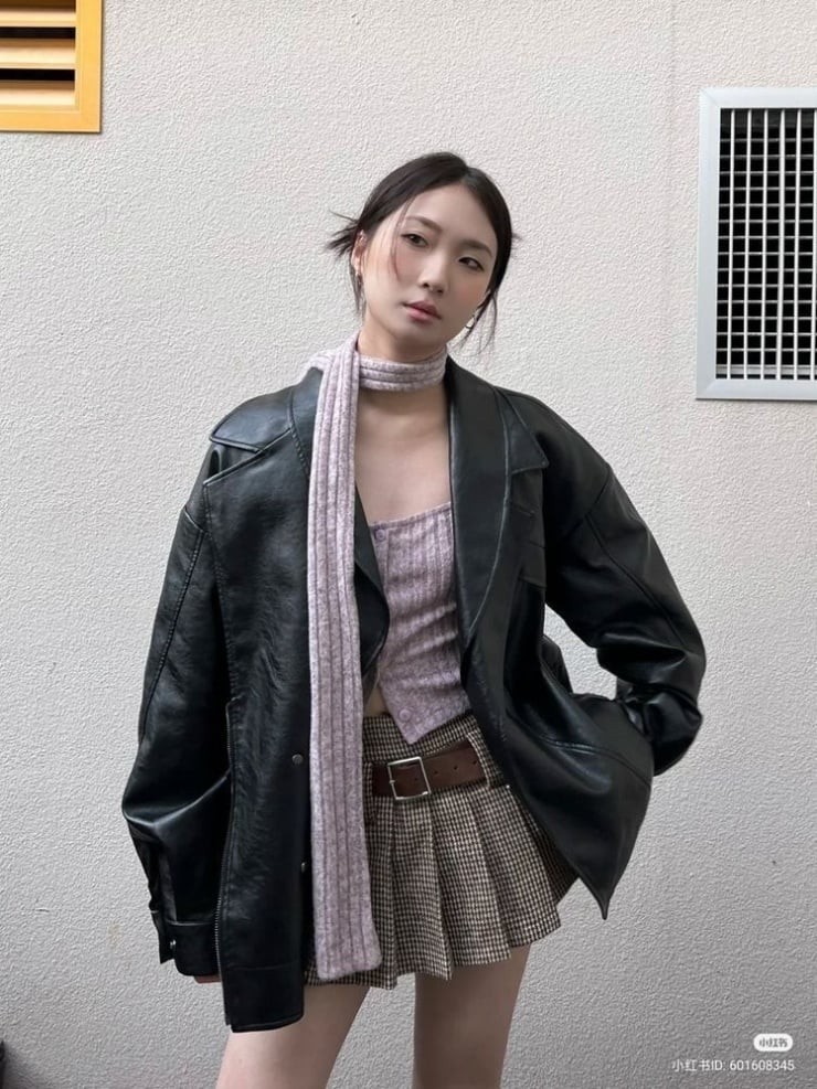 Người mặc có thể sử dụng khăn theo nhiều cách khác nhau, như quàng cổ, buộc túi hoặc dùng làm phụ kiện tóc. 