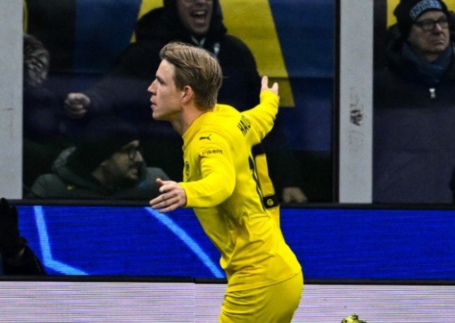 Jens Petter Hauge xé lưới Inter Milan.