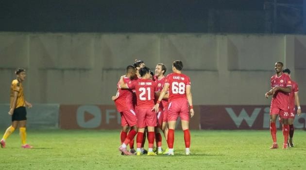 Đồng đội chia vui với Văn Hậu sau siêu phẩm.