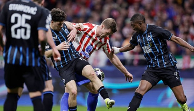 Hàng thủ CLub Brugge không cản được.