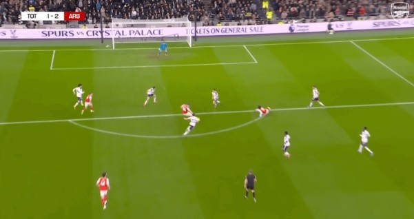 Pha ghi bàn từ ngoài vòng cấm đầy lạnh lùng.